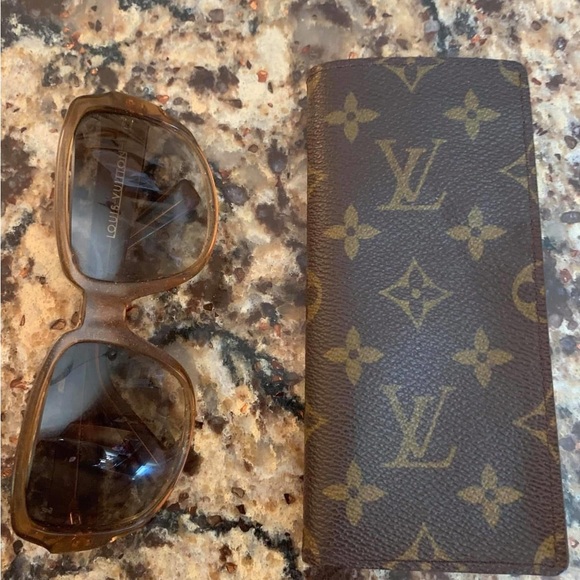 Louis Vuitton Monogram Sunglass Case in great condition - Picture 3 of 12